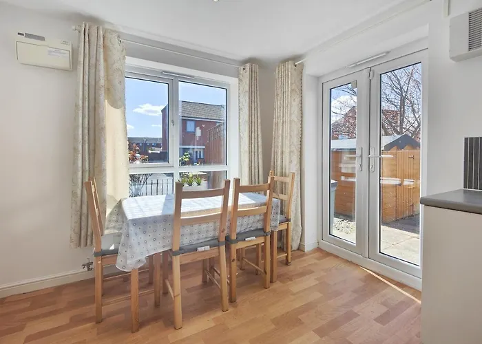 The Metcombe - Holiday Home With Free Parking 10 Minutes Walk To Etihad Stadium & Coop Live Arena