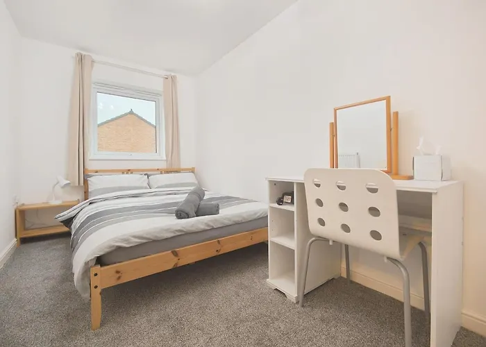 The Metcombe - Holiday Home With Free Parking 10 Minutes Walk To Etihad Stadium & Coop Live Arena