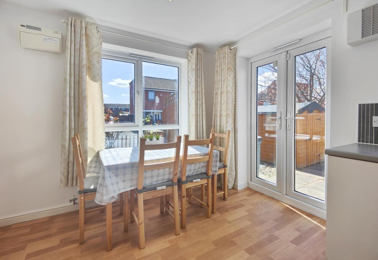 Ferienhaus The Metcombe - With Free Parking 10 Minutes Walk To Etihad Stadium & Coop Live Arena